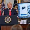 Trump anuncia un programa antifraude que contempla recompensas para denunciantes, en medio de crecientes acusaciones de corrupción contra su administración.